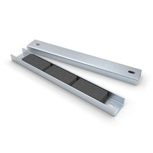 Lade das Bild in den Galerie-Viewer, Hartferrit Flachleiste im verzinkten U-Profil - die magnetprofis